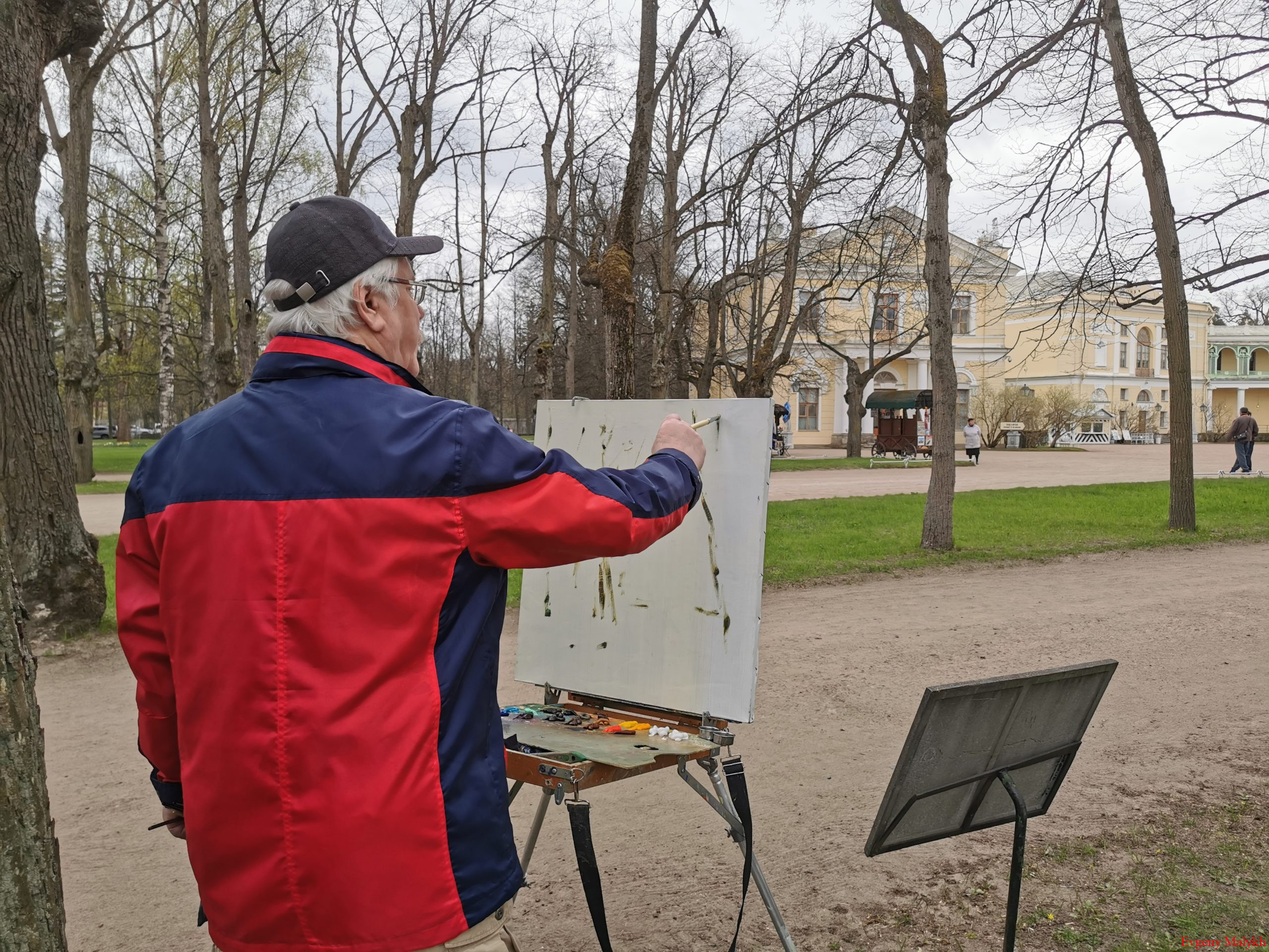 На пленэре в Павловском парке. Художник Евгений Малых