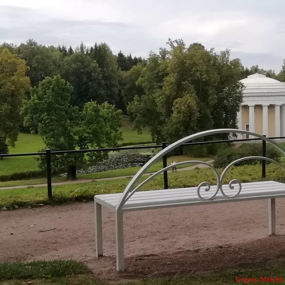 Павловский парк. Вид на реку Славянку и Храм Дружбы. Примерно здесь находилась любимая скамейка Анны Зеленовой